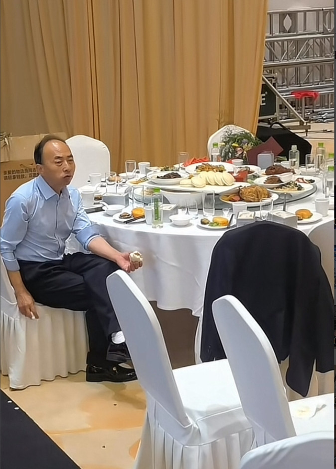 深秋的午后，一场承载着父母半生积蓄的婚宴在酒店金色大厅落下帷幕。当最后几位宾客握