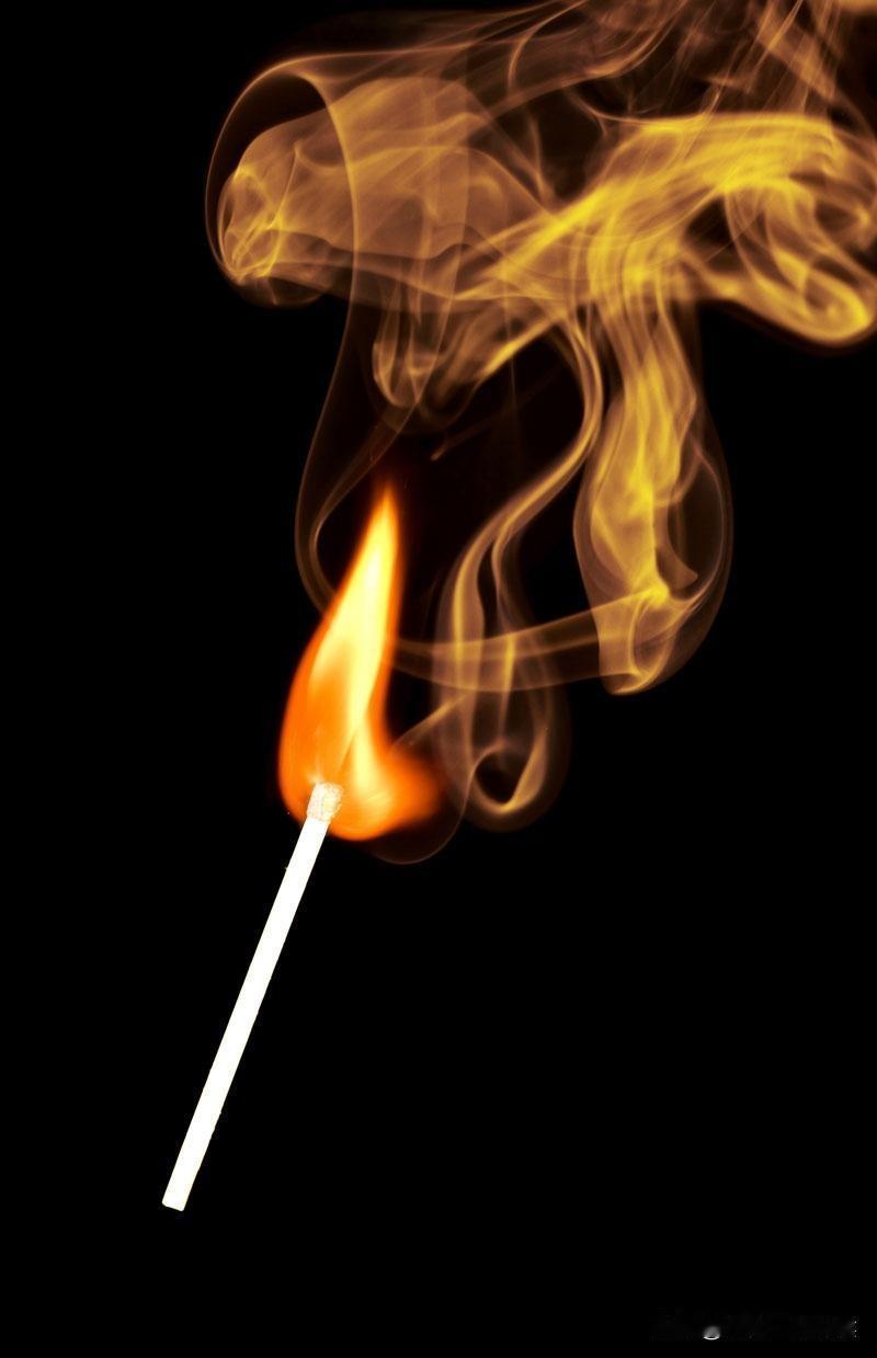 小学三年级，我考了第一名。学校奖励我一块钱，我买了一堆火柴，那时候一盒火柴才2