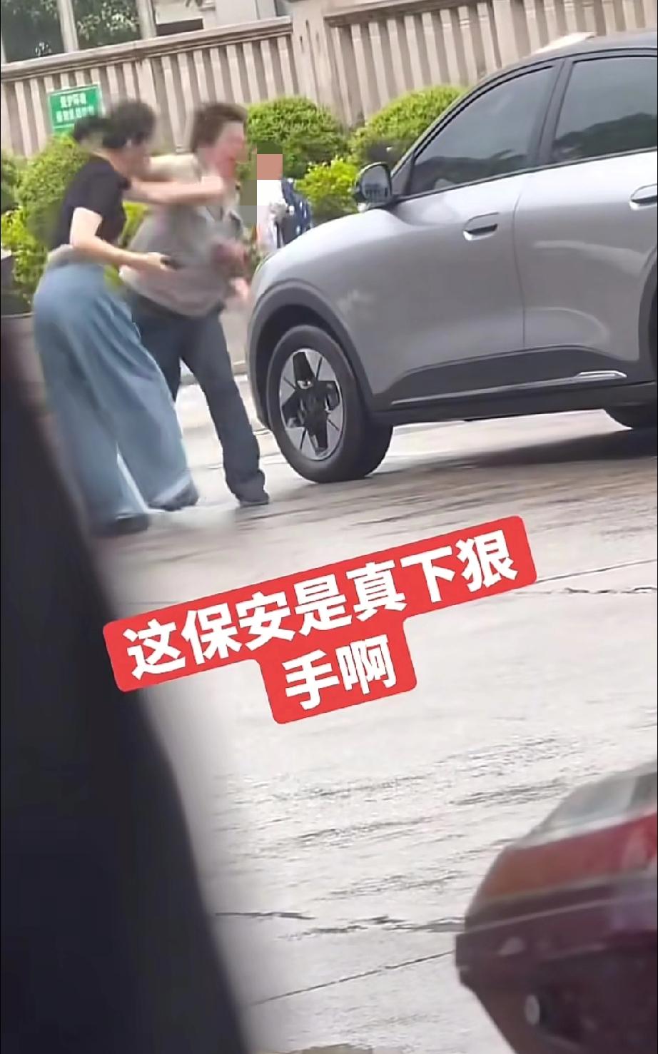 那个猛扇女子耳光的保安的身份调查清楚了！他不是学校的保安，也不是企业的直聘保