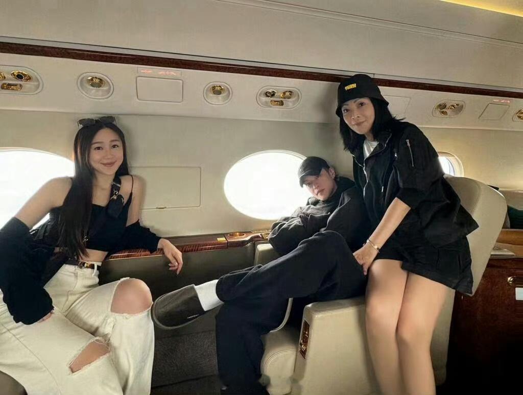 邓紫棋找了一个有私人飞机的富二代，看她样子好开心啊……​​​