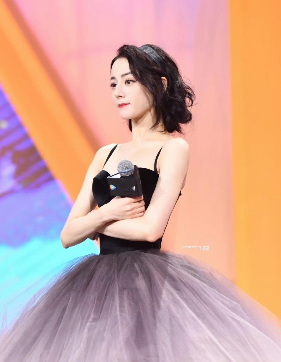 迪丽热巴真的太适合短发造型了！这样真的好美！短发的乔晶晶也是绝绝子！迪丽热巴
