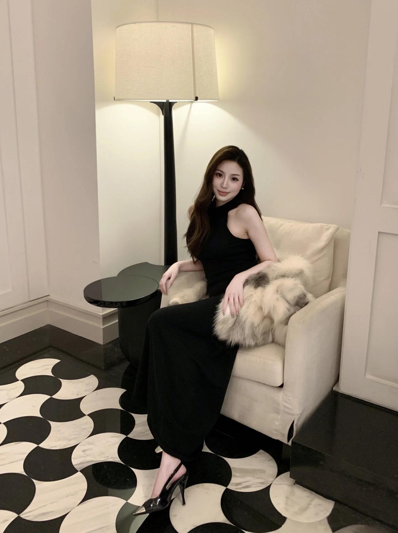 优雅黑裙，静谧时光