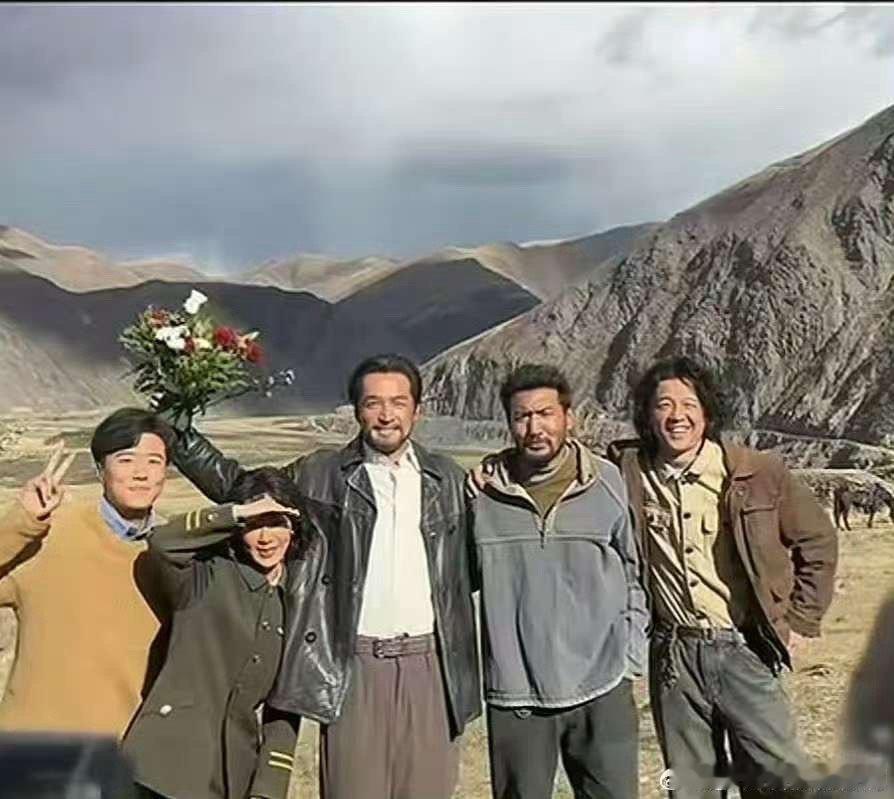 杨紫胡歌生命树杀青合照杨紫胡歌生命树杀青大合照杨紫胡歌生命树杀青合照，期待，[期