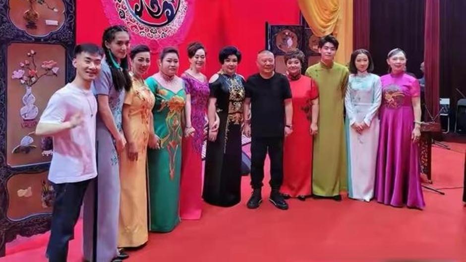 这张照片是德云鼓曲社的演员与德云社核心成员的合照：我一眼就认出了身姿丰腴的王