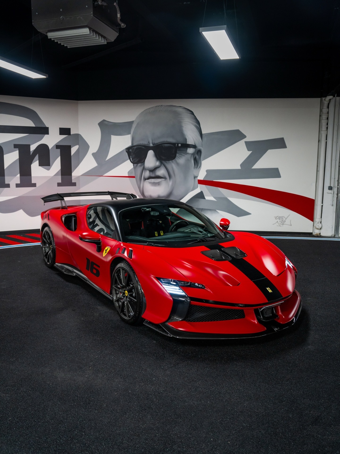 法拉利SF90XXStradale，采用RossoCorsa红色涂装