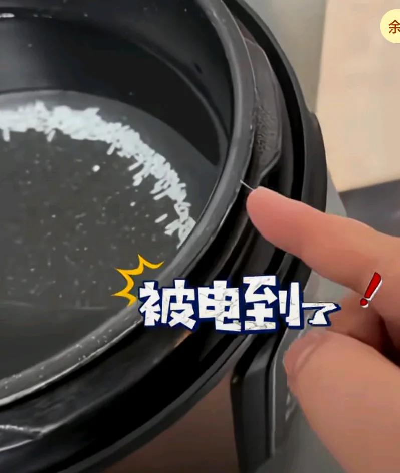 网友网购电饭煲漏电，商家让其提供视频证明，灯泡放上去就会亮，手也被电流电到，