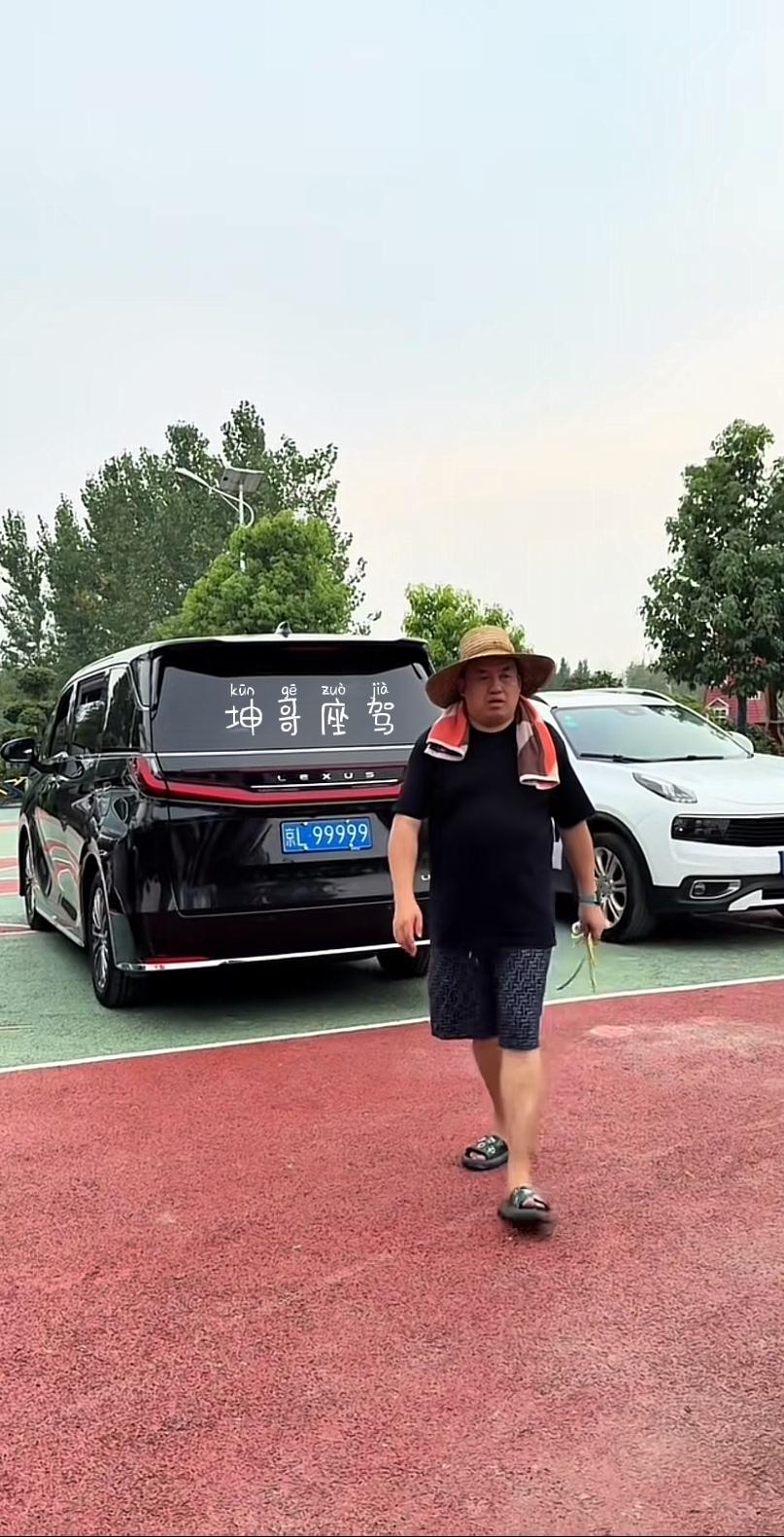 北京坤哥，有个雷打不动的固定习惯，每次回河南固始县老家，都站自己得百万豪车前拍视