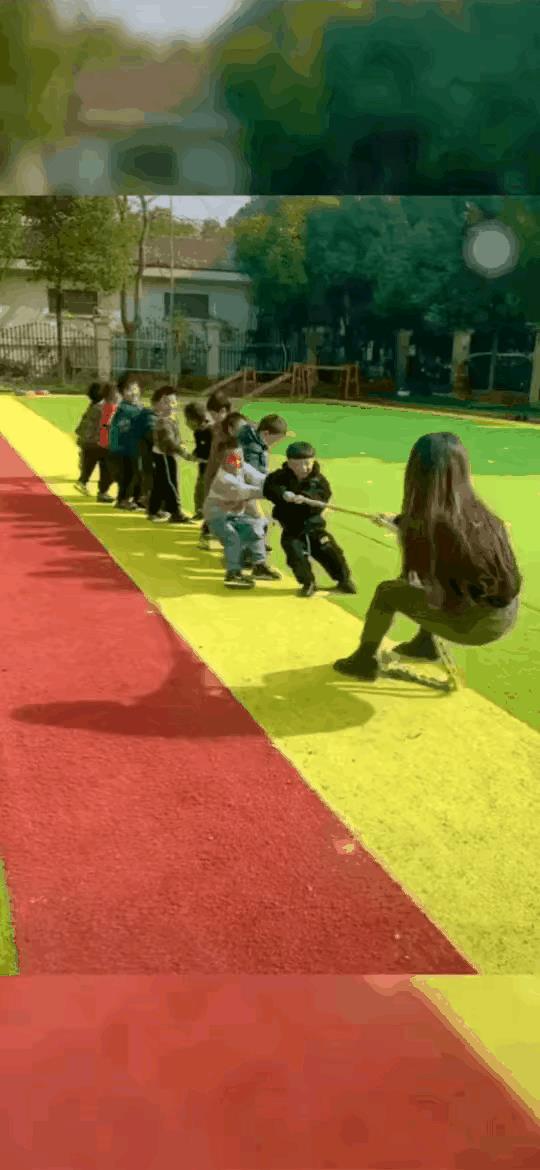 美女幼师以一抵十和孩子们拔河比赛，别看她们年龄小，奈何他们人多啊，老师即便使出吃