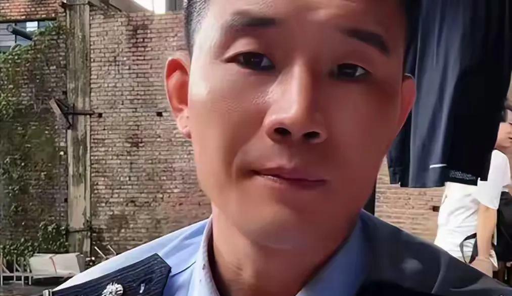 我说为什么小兵张嘎嘎子哥谢孟伟胆子敢这么大，穿着警服在直播间带货，原来是有原因的