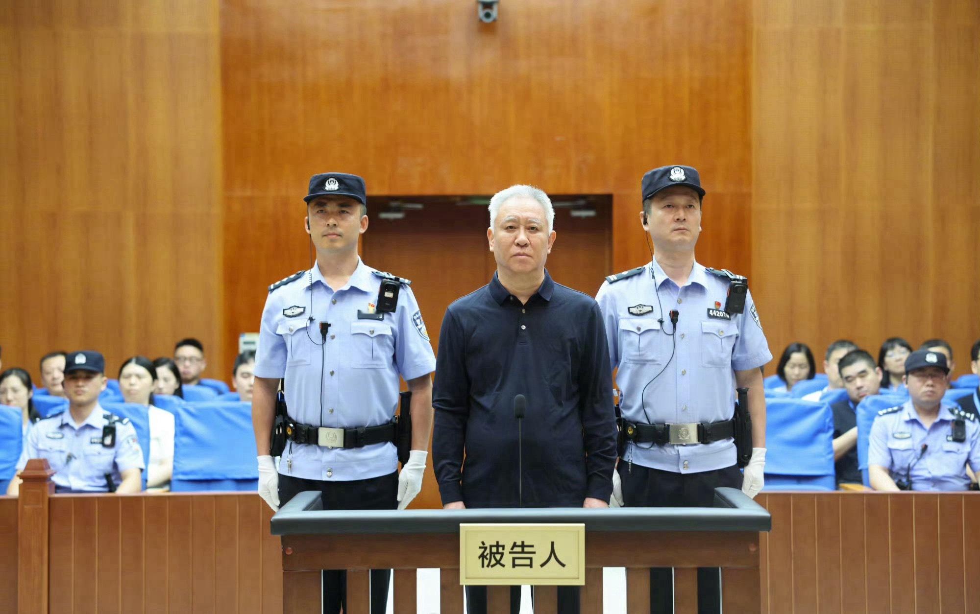 才几年时间，头发全白，眉毛全白，这还是当年那个叱咤风云意气风发的许家印吗？怎么一