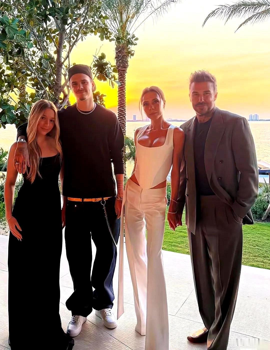 2009年，维多利亚·贝克汉姆做了一件让娱乐圈看不懂的事：她取出胸部假体。她对