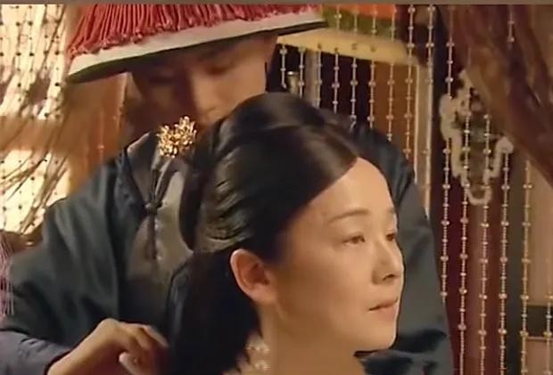 慈禧每次洗澡后，只留李莲英一人伺候。而房间里不时传出喊痛，一位小宫女偷掀帘子，这