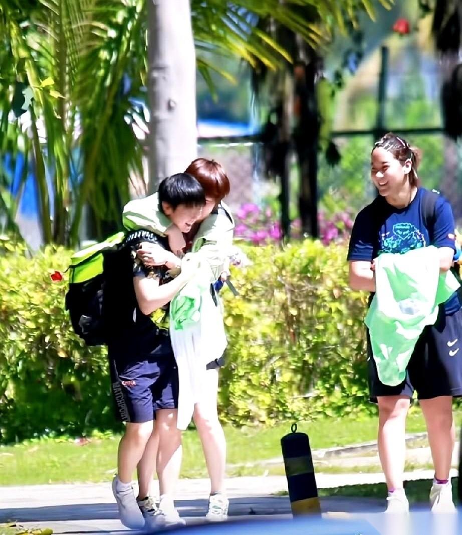 孙颖莎刚一出门，迎面就撞上了李亚可和孙铭阳。人还没反应过来，李亚可一个熊抱就扑