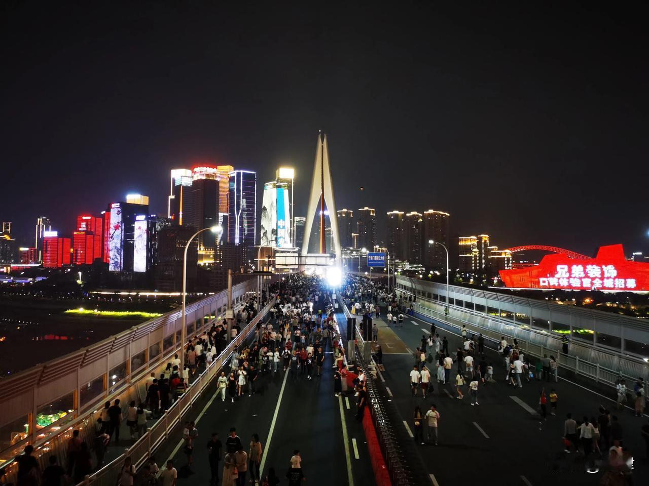 洪崖洞千厮门嘉陵江大桥掠影2025年5月3日20时，5月3