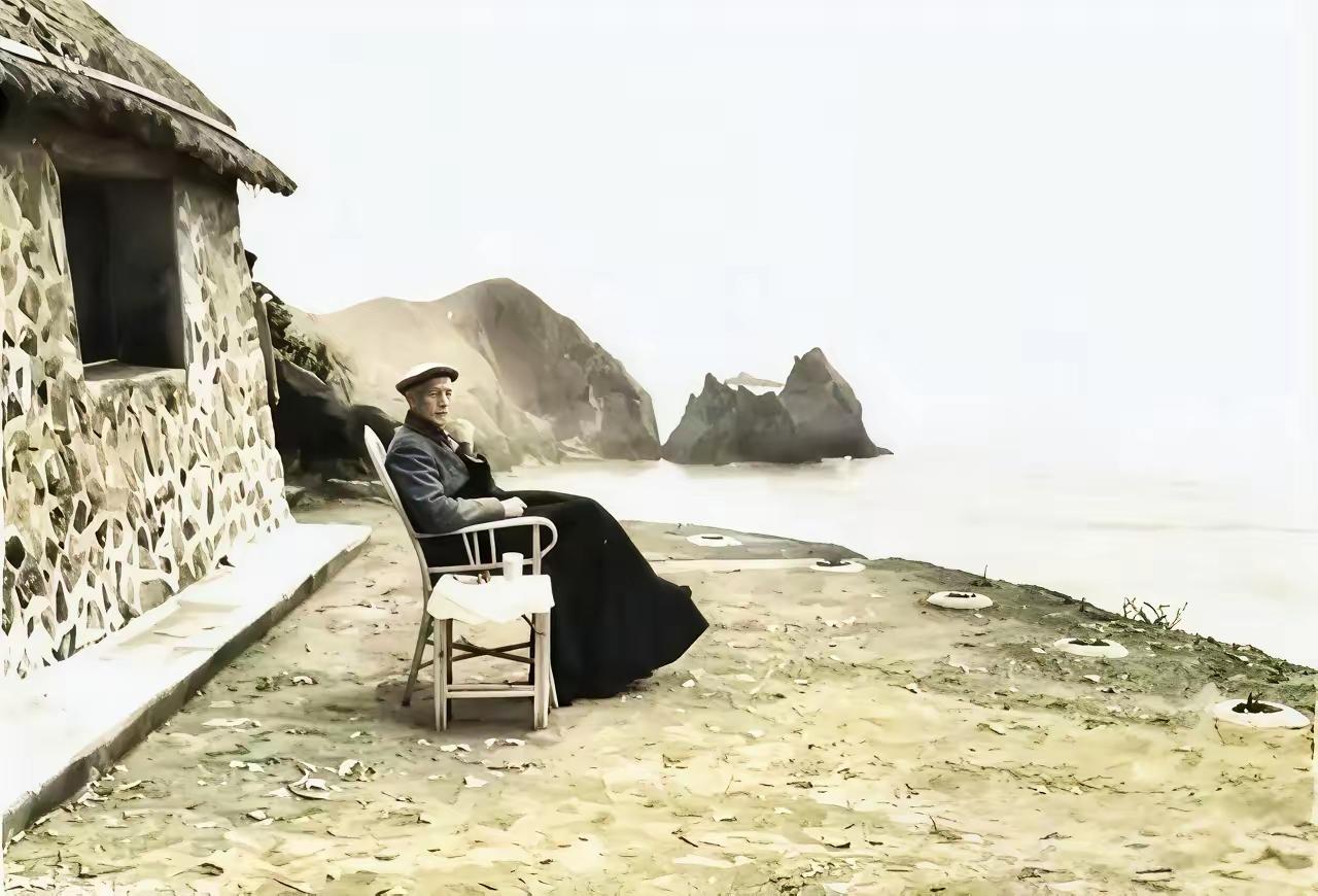 一张照片，百年孤独1954年，浙江外海，大陈岛。蒋介石独自坐在一块礁石上，面