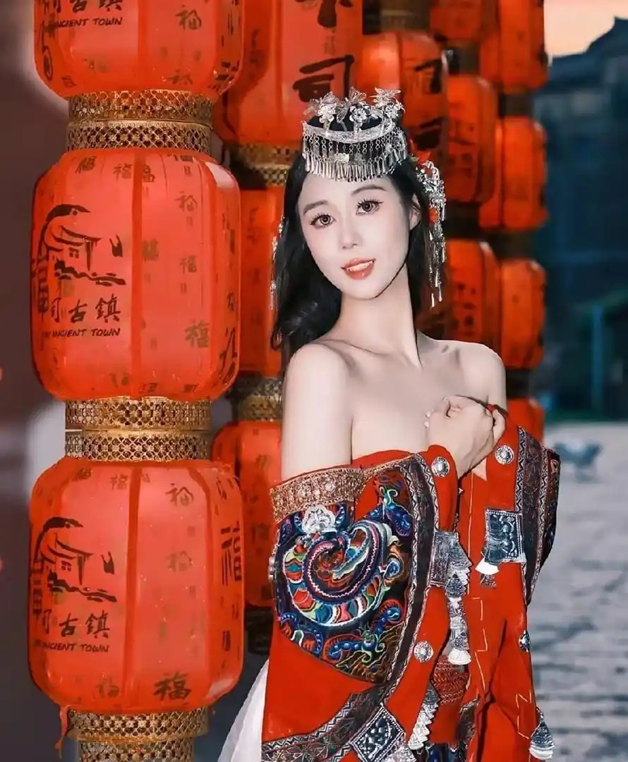 何超欣游贵州苗寨身穿精美苗服，明艳气质格外出众，颜值学识同时在线