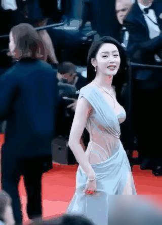 迪丽热巴红毯捂胸的事，从2023年吵到2026年还没消停。穿深V、抹胸礼服
