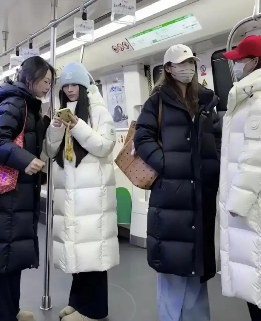 地铁里一眼望去全是到小腿的羽绒服，短款几乎绝迹。我连着五天早高峰数了数，一节车