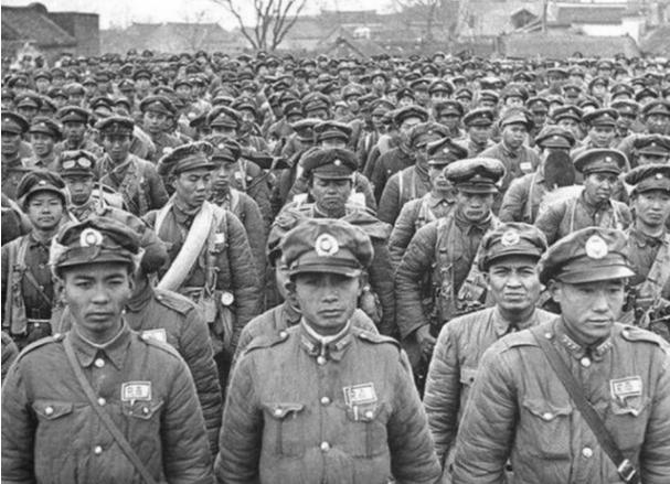 1945年8月，陈诚负责“裁军”，把大量杂牌军校毕业、行伍出身的军官裁减回家。