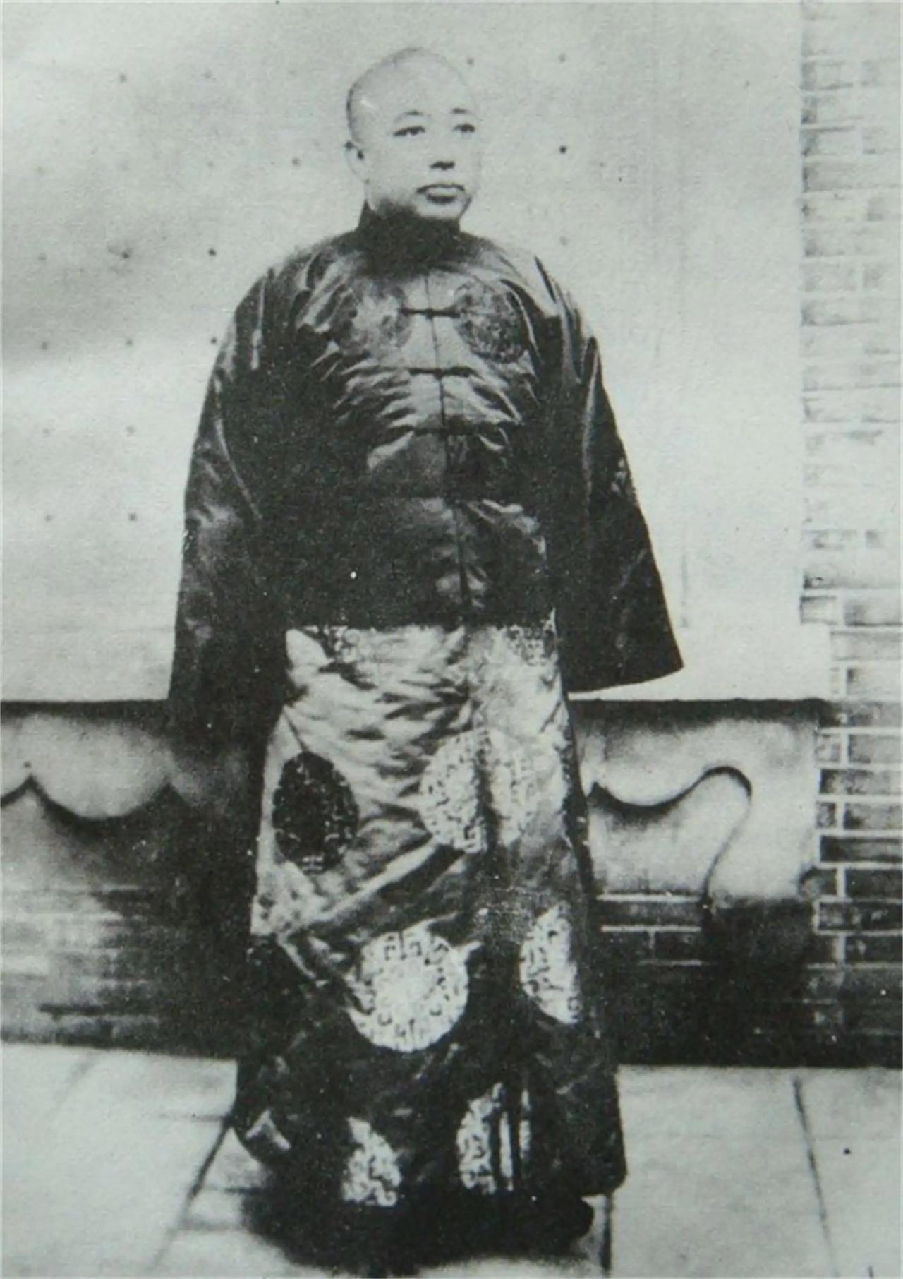 1929年，杨宇霆同常荫槐被张学良下令枪杀于老虎厅会客室后，张学良对警务处长高纪