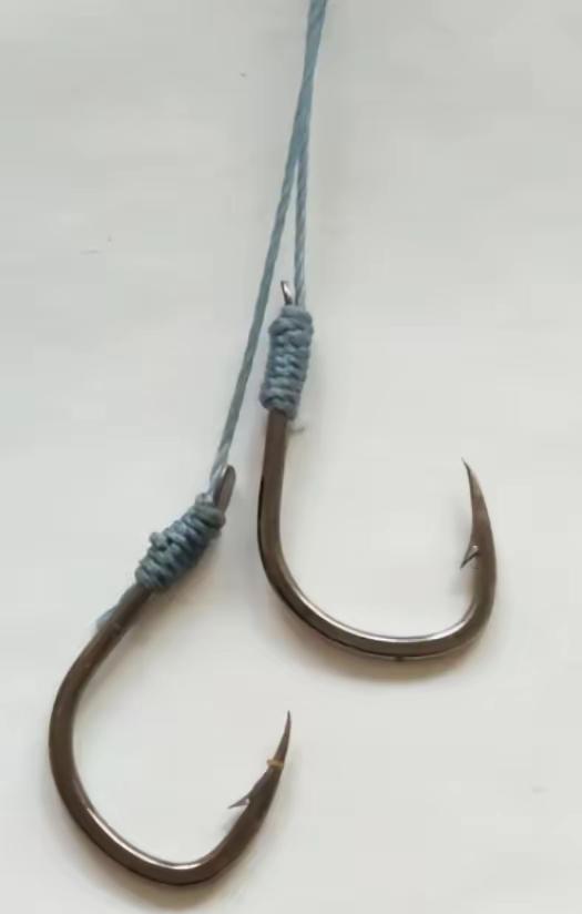 乾隆年间，一位幼儿误吞了一个鱼钩，母亲着急一拽，没想到勾得更紧了，孩子哇哇大哭。