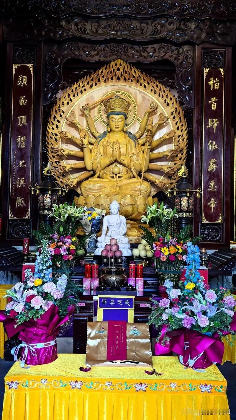 一殿藏千手，一念纳清欢走进这座殿宇的刹那，心忽然就静了下来。眼前的准