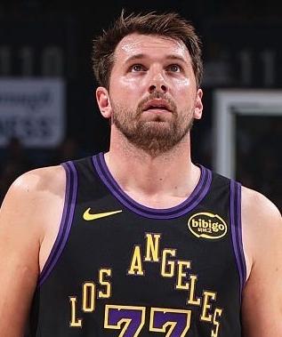 东契奇的得分王还在保留！目前场均得分前三：1、东契奇：33.5分2、亚历山