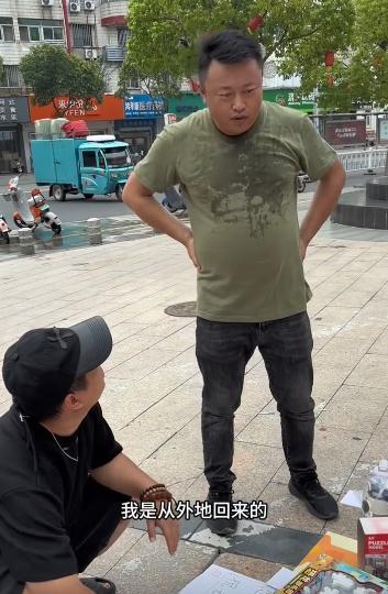 江苏淮安，4名退伍军人街头义卖，一位爱画画的男子路过，他竟直接转账15万，买下了