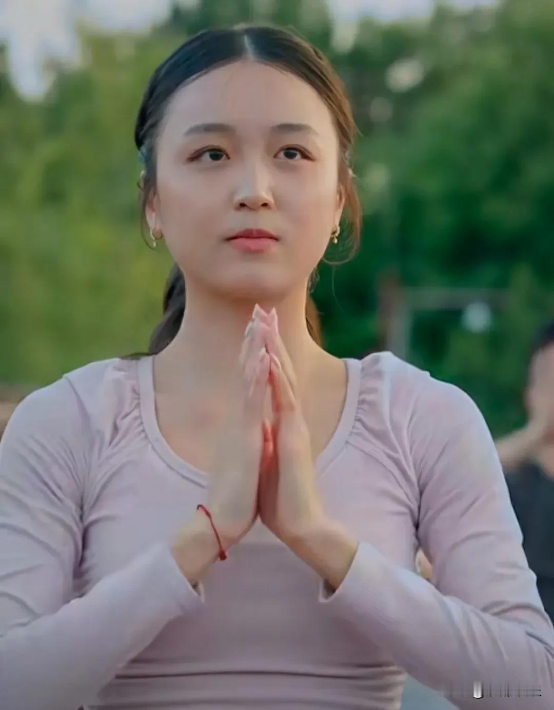 6月21日，父亲节这天，朱易引起网友热议！起因是她晒出一张旧照——爸爸骑着一辆