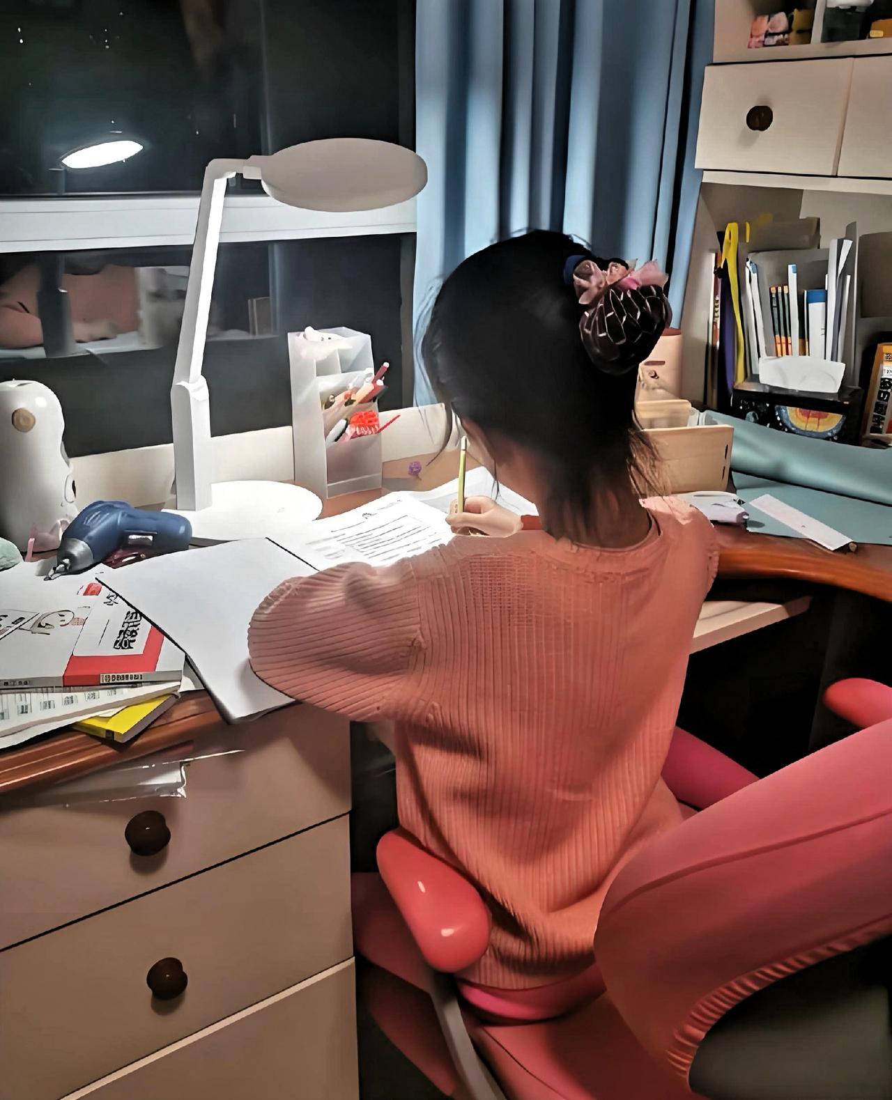 深夜10点，邻居传来怒吼：“这学非上不可吗？”陪读三年，我突然懂了。