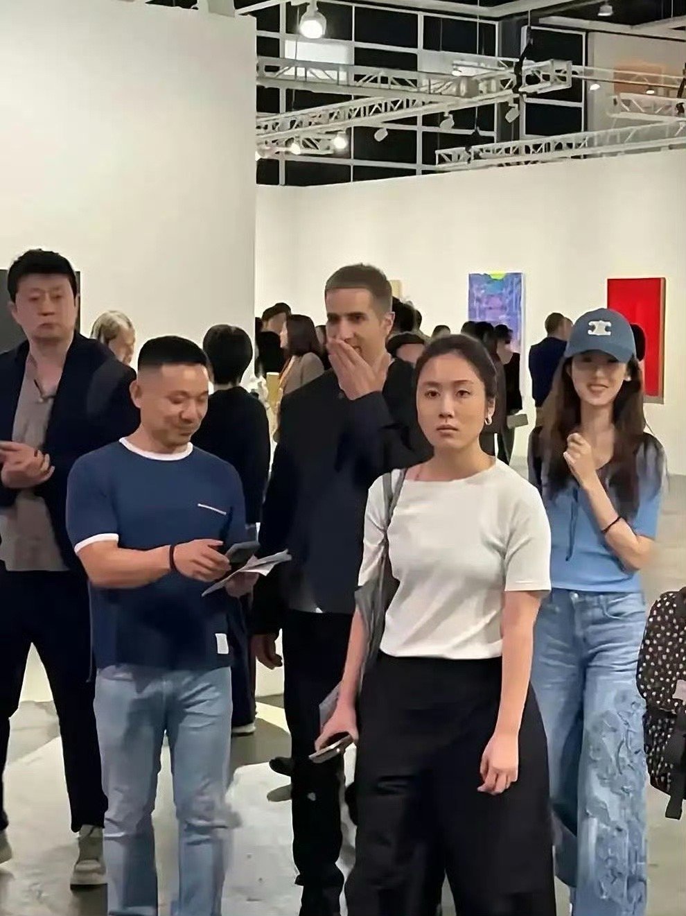 刘强东的老婆，看着就像高中生。得有多少人羡慕啊？[点赞]​​​