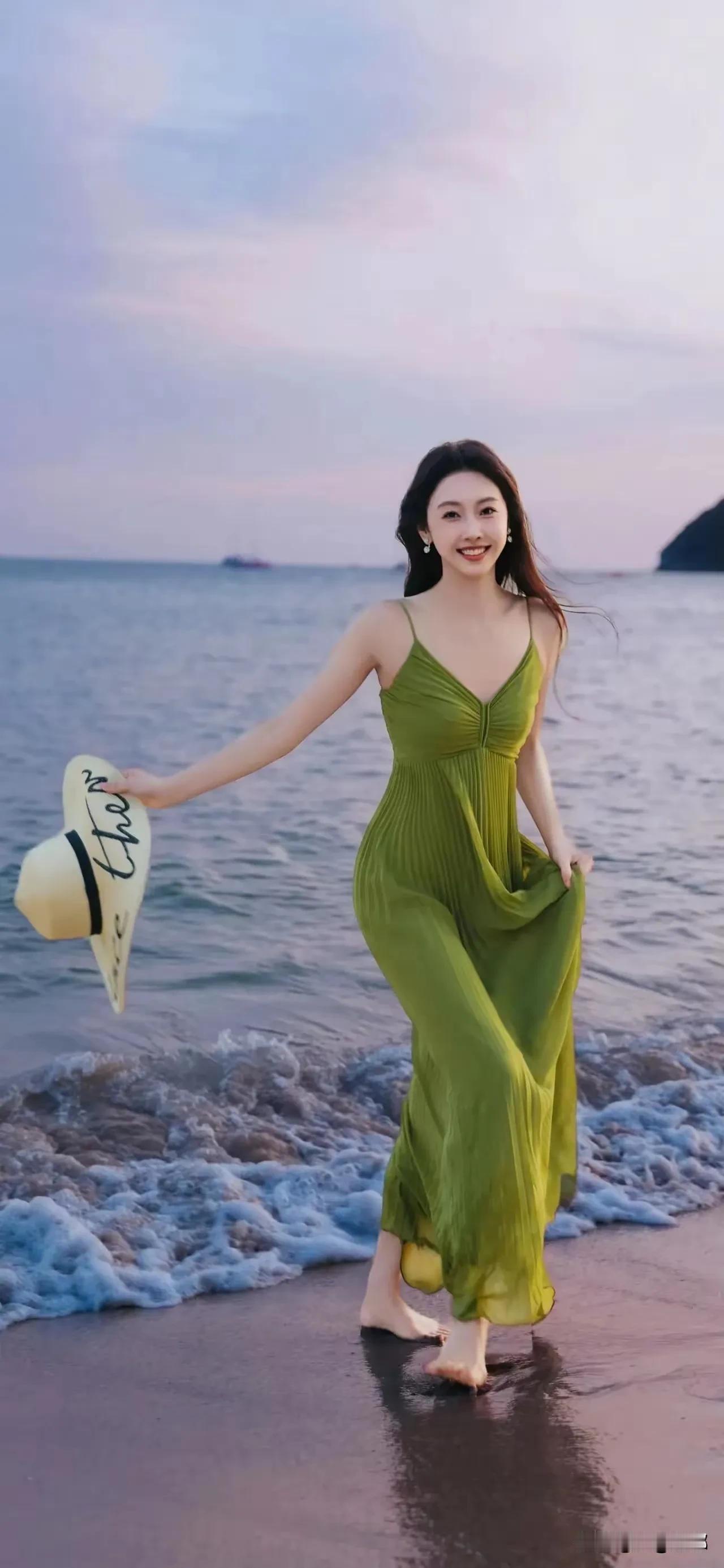 宣璐海边写真，绿色长裙尽显婀娜身材。让人流连忘返海边度假红裙女星宣璐宣璐宣