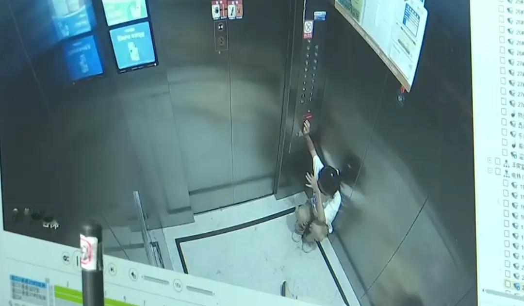 浙江杭州，2个9岁女孩被困电梯2小时，轮流按求助键超35次，让人崩溃的是，物业保