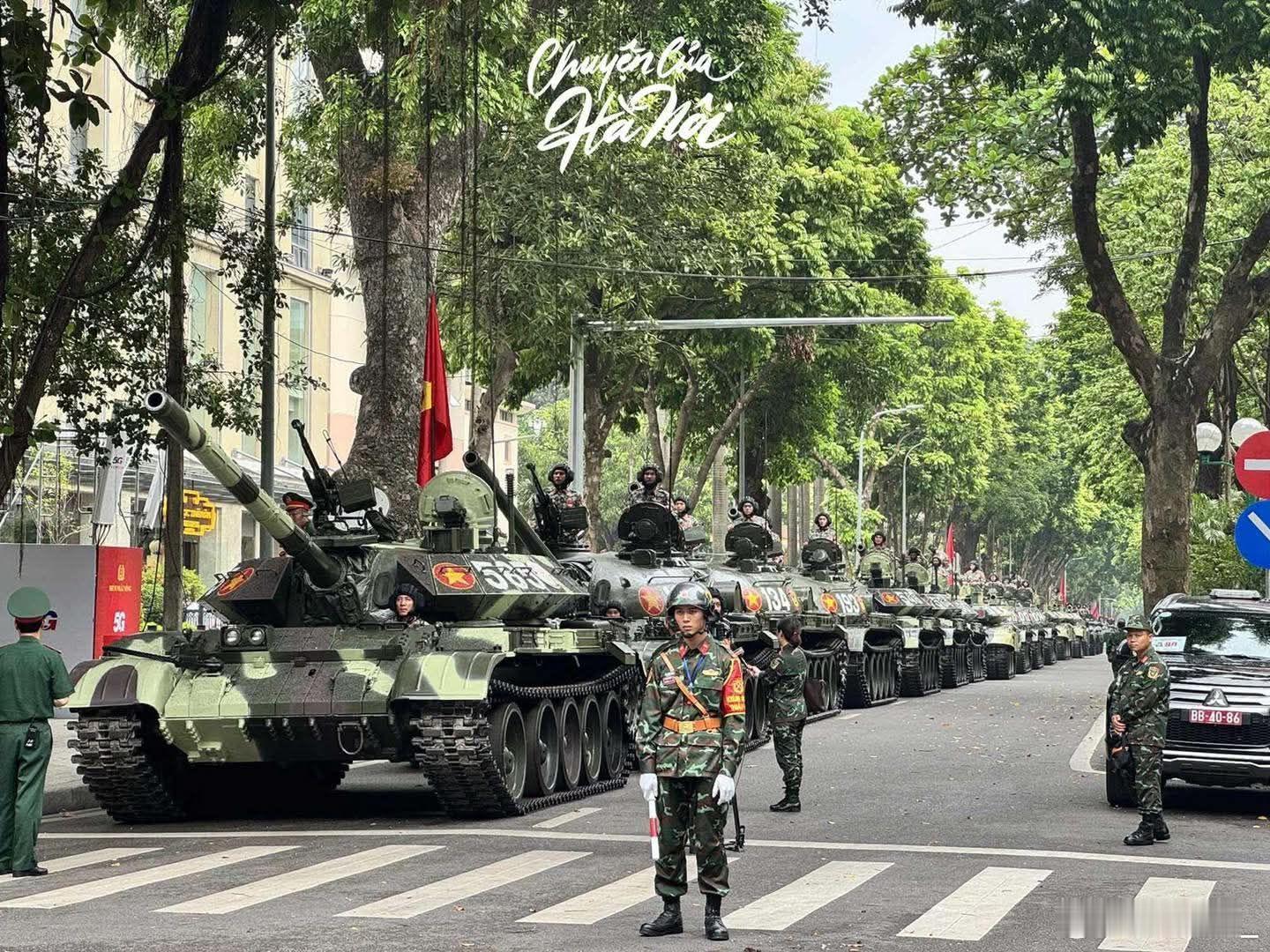 在河内准备参加阅兵的越军坦克纵队，第一辆是T-54M，后面还有T-55、T-90