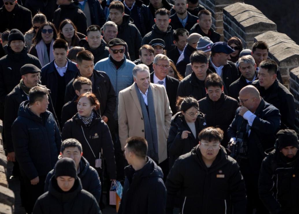 2月2日乌拉圭总统奥尔西访华不按常理出牌；如果按照出访流程的话，第一天抵达北京机