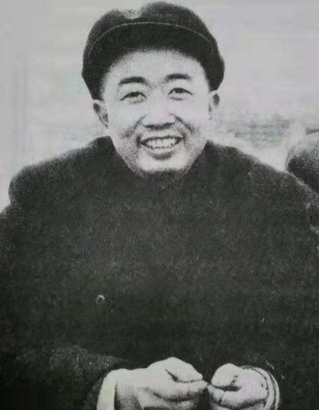 1952年，朝鲜战场上，志愿军抓获了一名间谍，搜身时，志愿军战士在间谍胸前一摸，