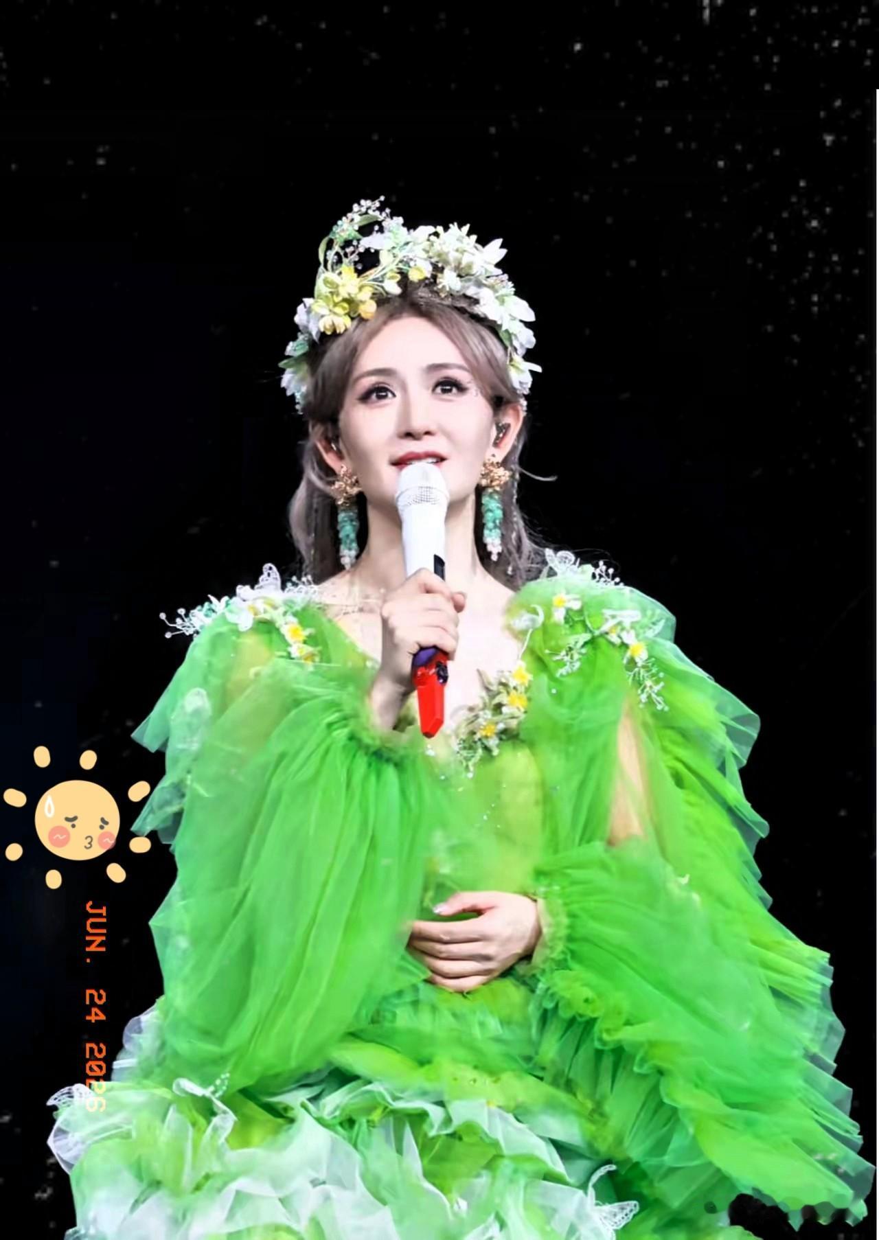谢娜巡回演唱会的心愿，​可能要泡汤了。​不是没有粉丝买票，而是因为《人民日报