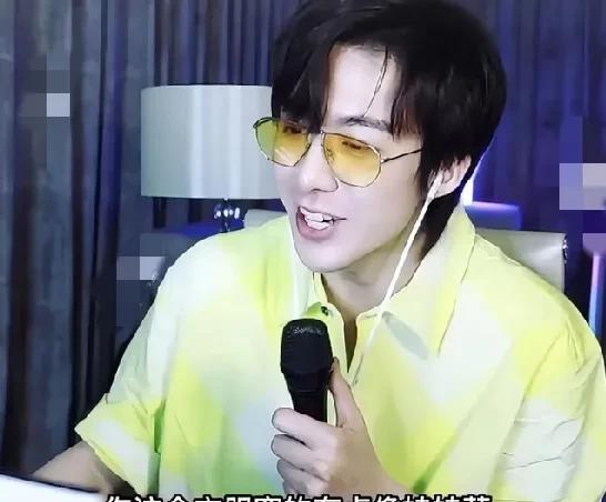 #刘宇宁#一件新衣服的陨落，就此诞生了。刘宇宁直播被网友告知，自己今天穿的衣