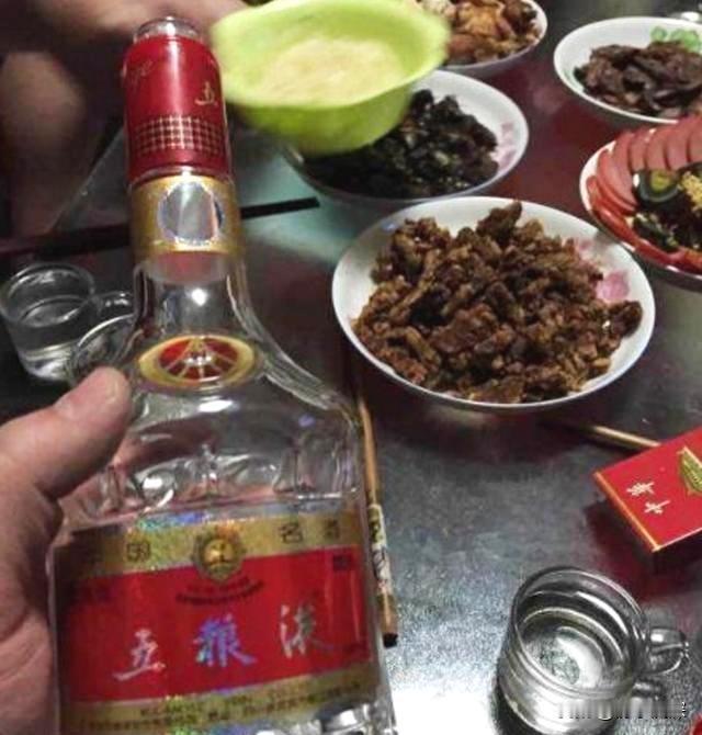 “今晚我们五人，每人点一道菜”“你做主，每次都是你请客，再说，我们聚一