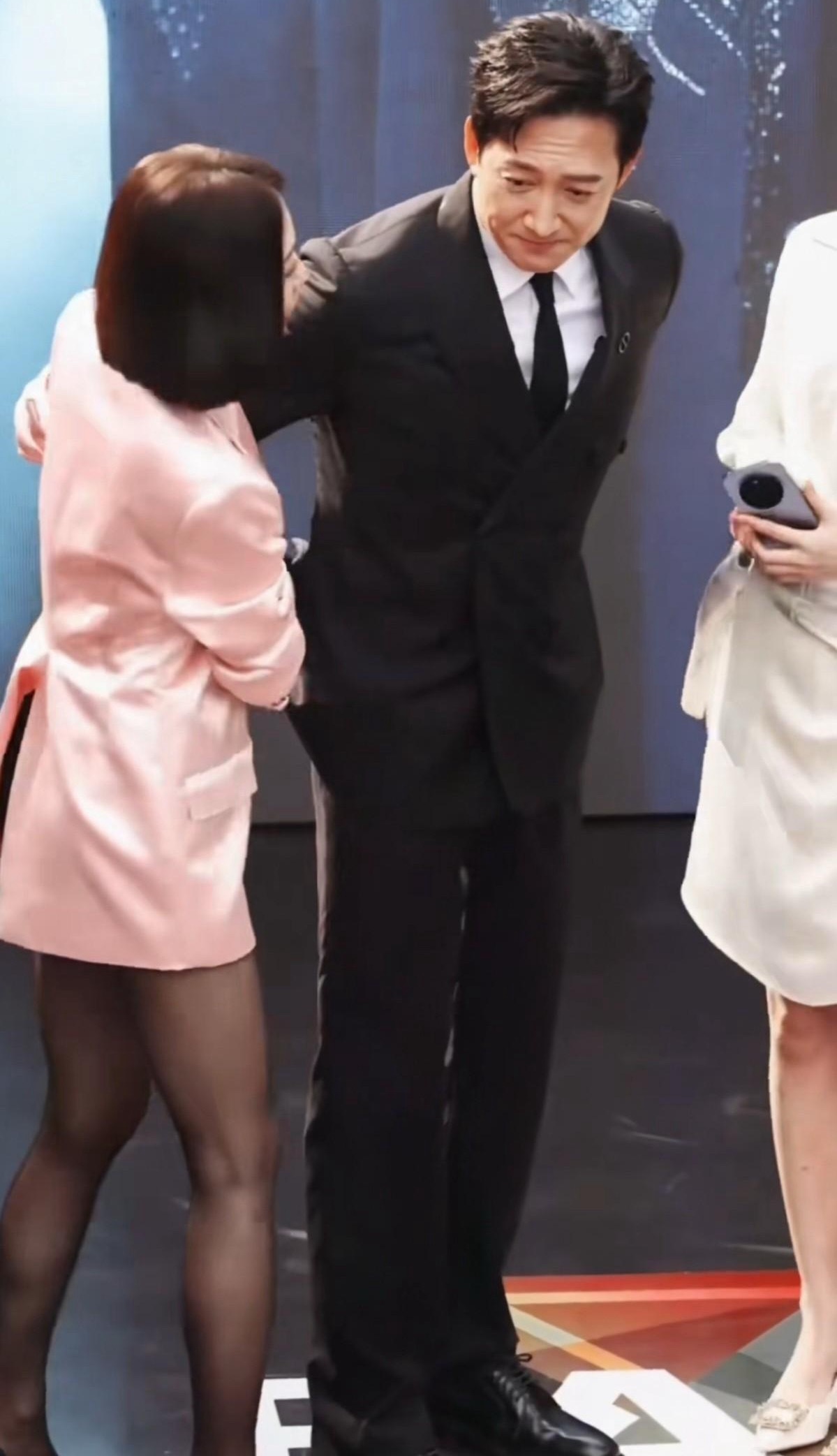 王阳真是又帅又绅士，是个女人都无法拒绝这样的美男吧。这蜂拥而上被包围的感觉太好了