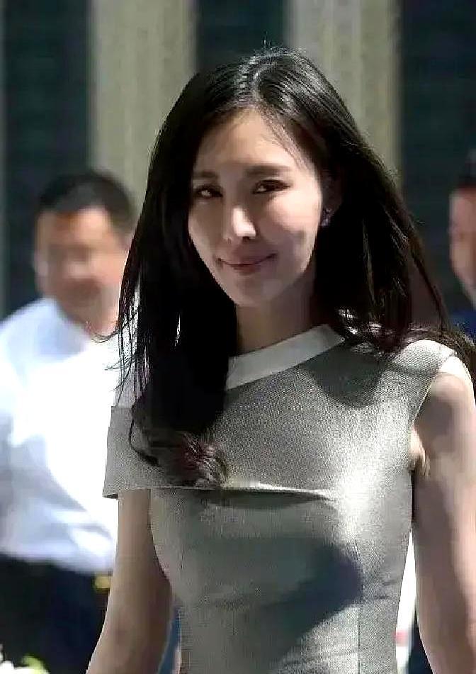 田朴珺在北京电影节红毯上绑住的不是礼服，而是她的整个公众形象。那件侧面仅靠细带