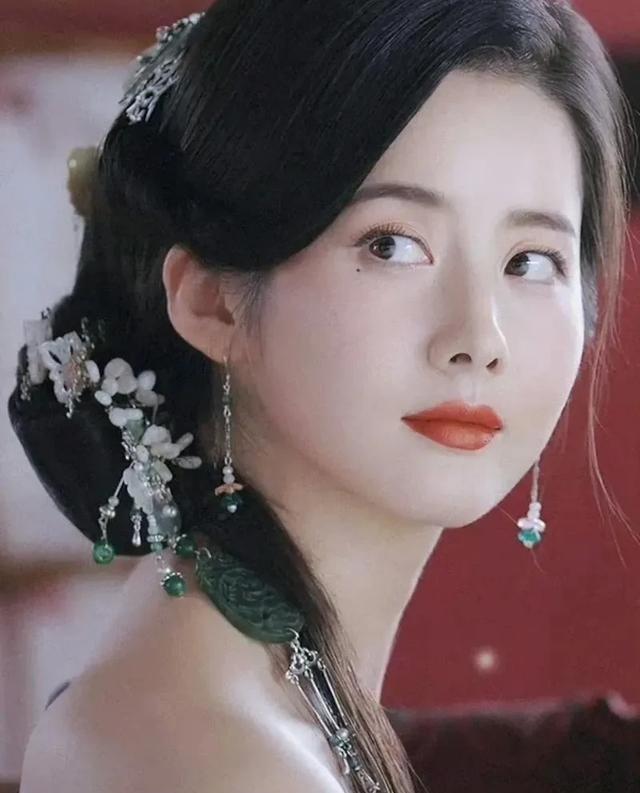 公元1581年，明神宗朱翊钧在后宫闲逛，忽见一小宫女姿容秀丽，忙斥退随从，让小宫