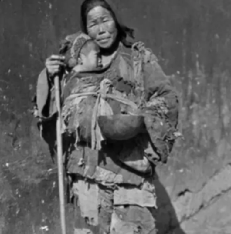 1949年，湖南平江解放后，有一个乞丐模样的妇人，径直走进了县委大院，当门口的守