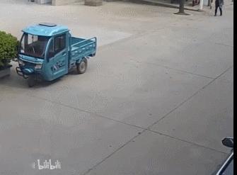 大爷：再大的事，烟也不能丢，等我抽完再说