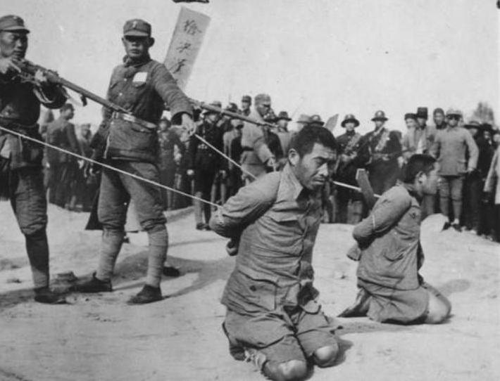 1951年，汉奸头子张百奎被执行枪决，行刑人员见民愤很大，故意打偏，围观群众见状