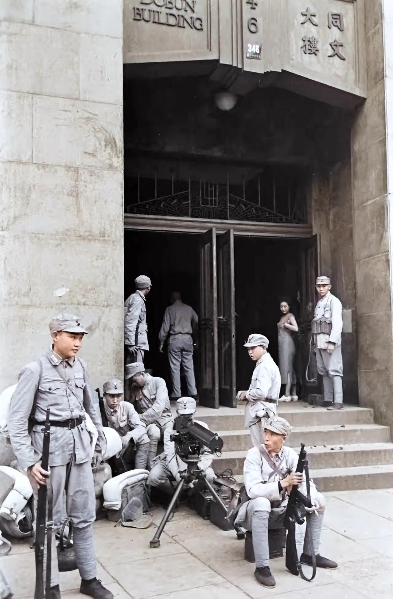 1945年的上海四川中路346号同文大楼旁，一群国军特别引人注目。从妆容和装备看