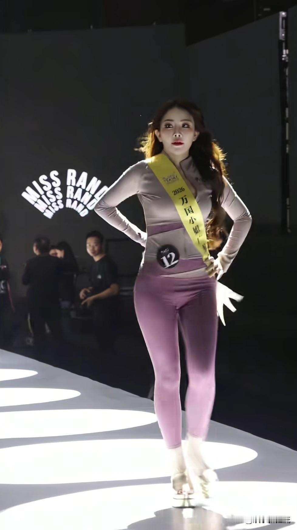 2026万国小姐大赛广州赛区亚军得主，12好选手刘知恩，走路十分有魅力，步伐优雅