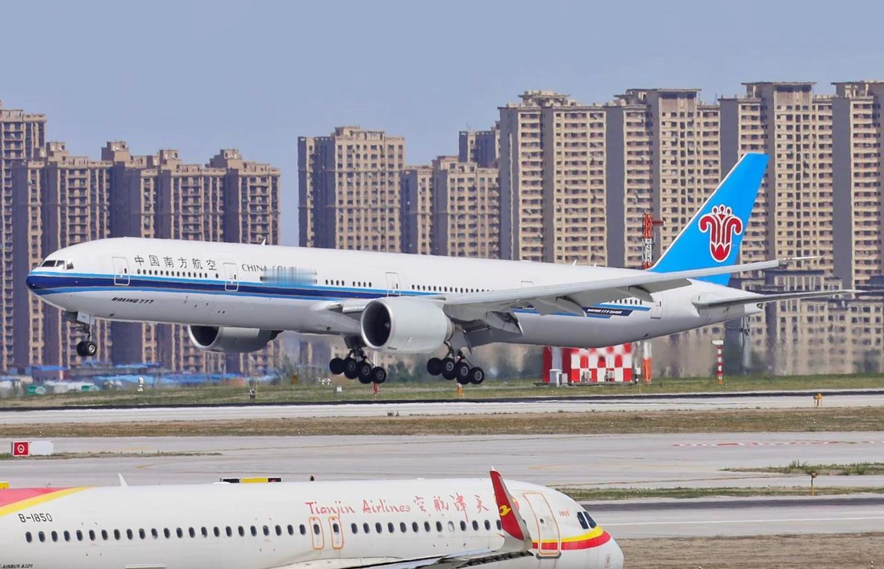 南航波音777落地乌鲁木齐天山国际机场。波音777-300ER是波音公司打造的双