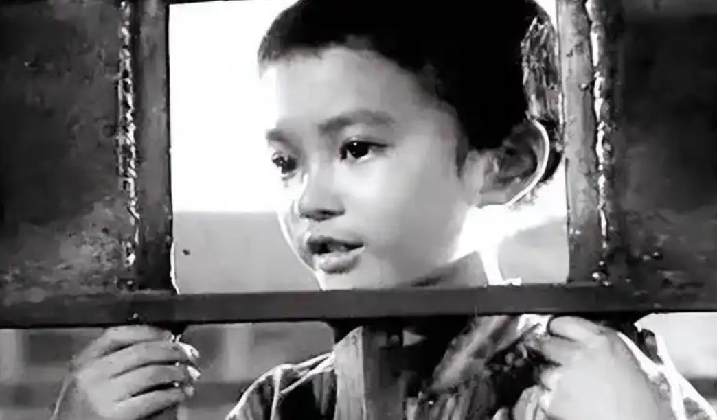 1949年，小萝卜头的遗体，在戴公祠警卫室被挖了出来。谁知，小萝卜头手里紧紧攥着