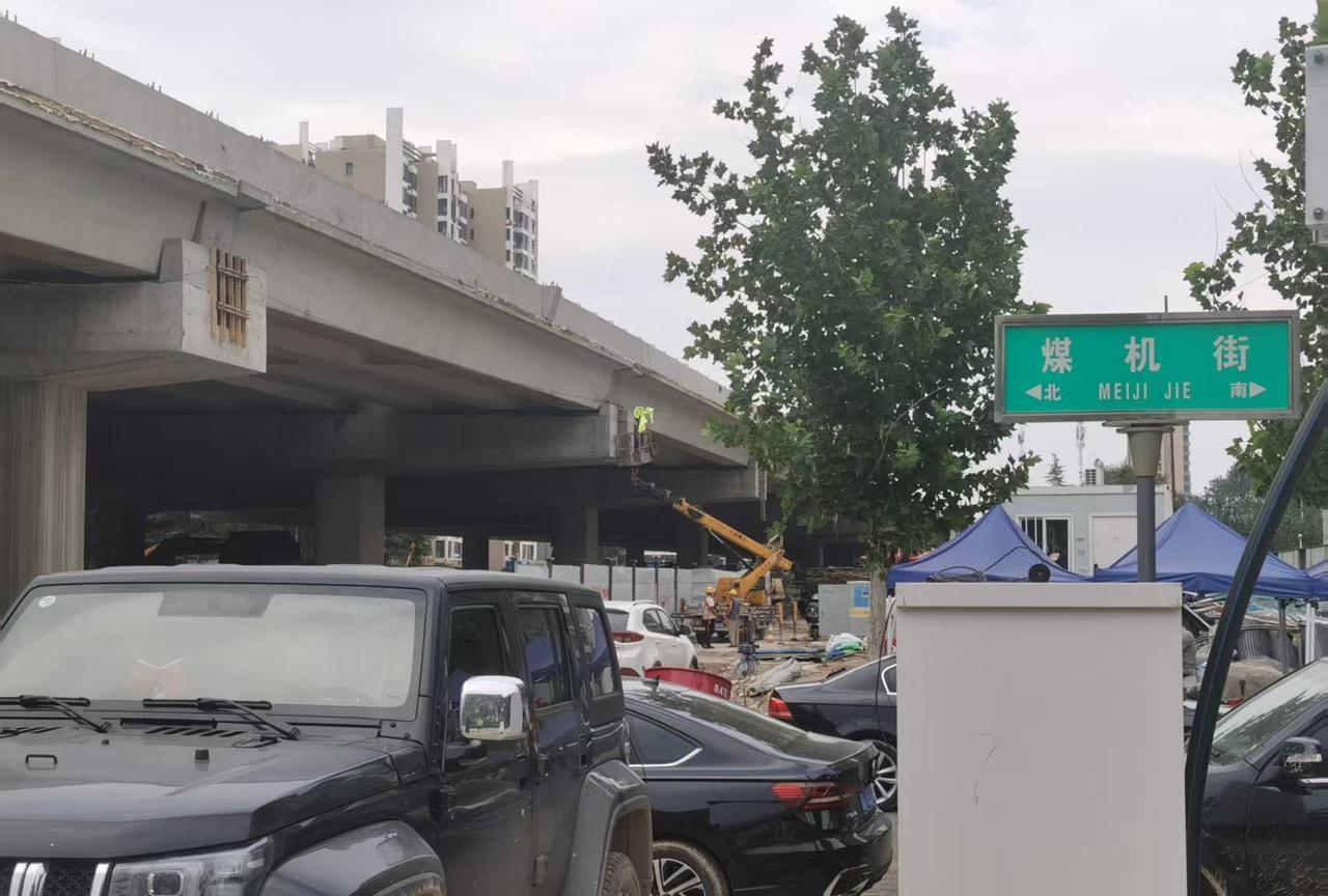 我家住在石家庄和平路和建华大街的交口，今年这里又建地铁站，又修高架的，赶到一块了